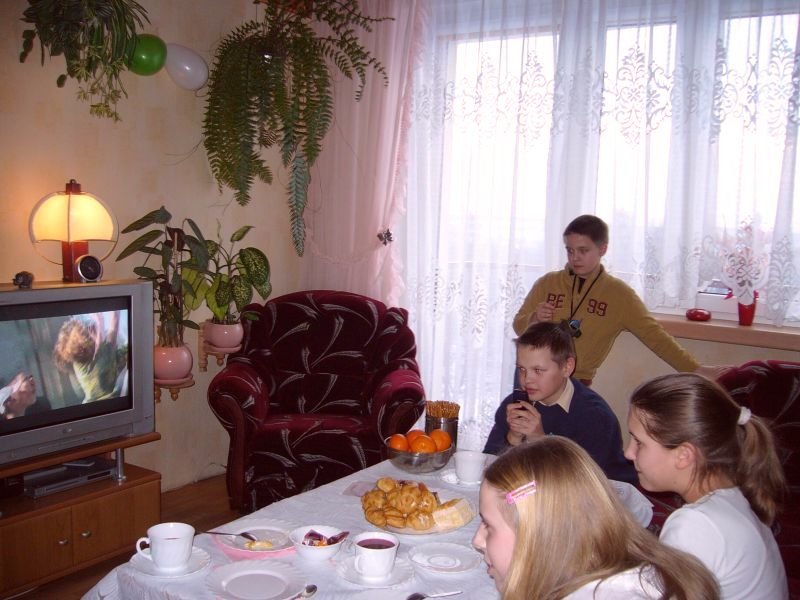 wszyscygapisiwtelewizormuszwczymuzyk.jpg